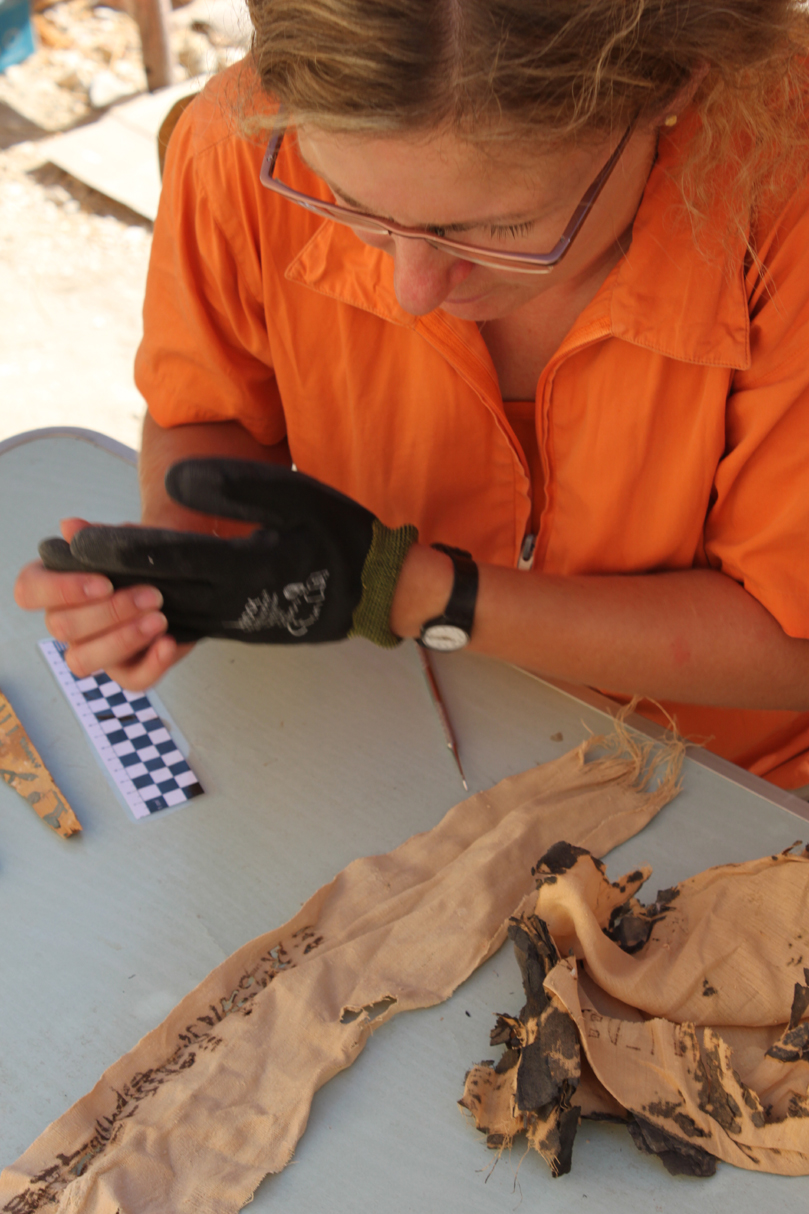 Aleksandra Hallmann during documentation of textiles, phot. P. Czerkwiński