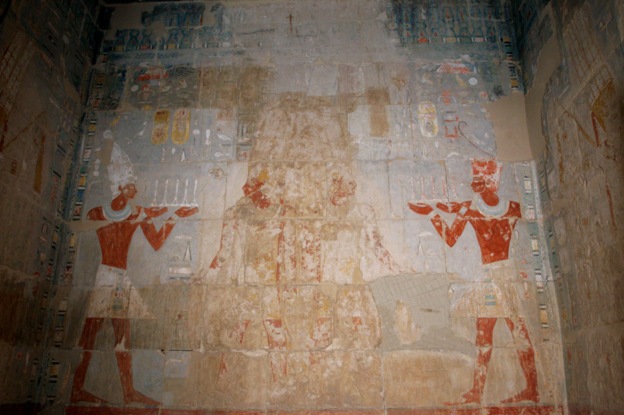 South Chapel of Amun, Hatshepsut and Tuthmosis III contrasted on the back wall. Phot. M. Jawornicki