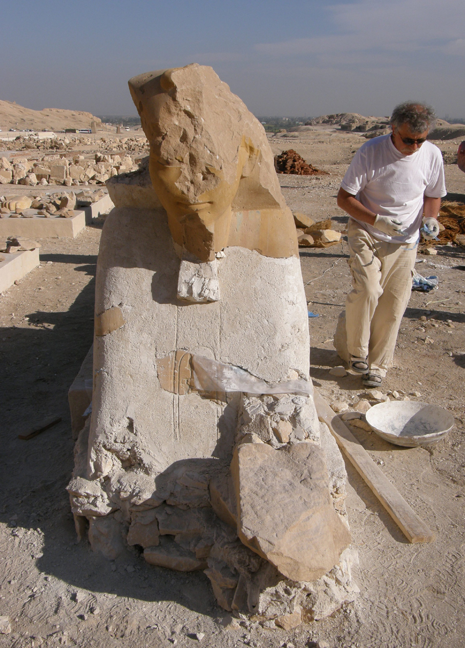 Conservator Andrzej Sośnierz during works on the sphinx with khat headcloth, photo by A. Smilgin
