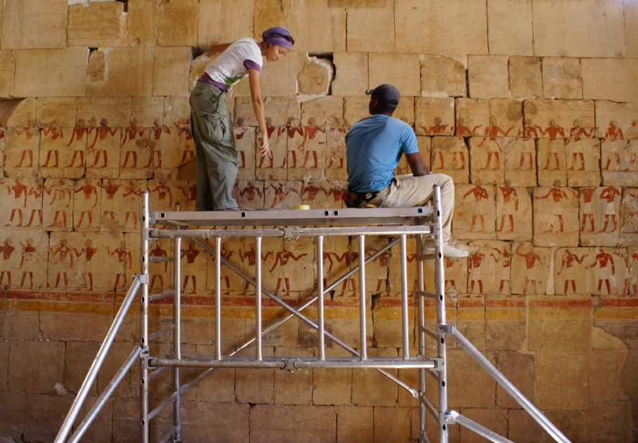 Work on the reconstruction project of the upper part of the north wall of Hatshepsut Chapel, photo by K. Braulińska