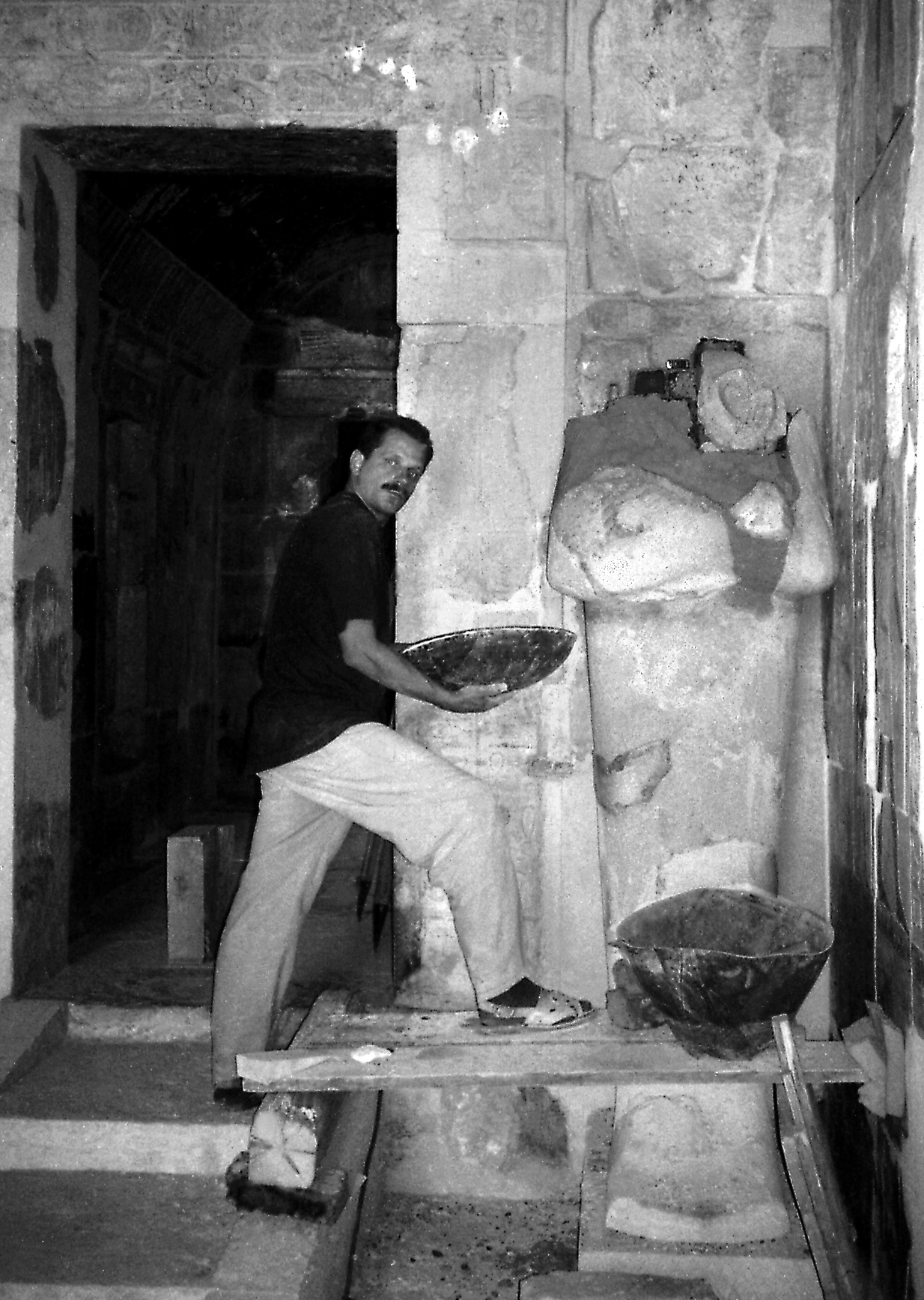Janusz Smaza rekonstruujący rzeźbę ozyriacką w Głównym Sanktuarium Amona (fot. archiwum PCMA)