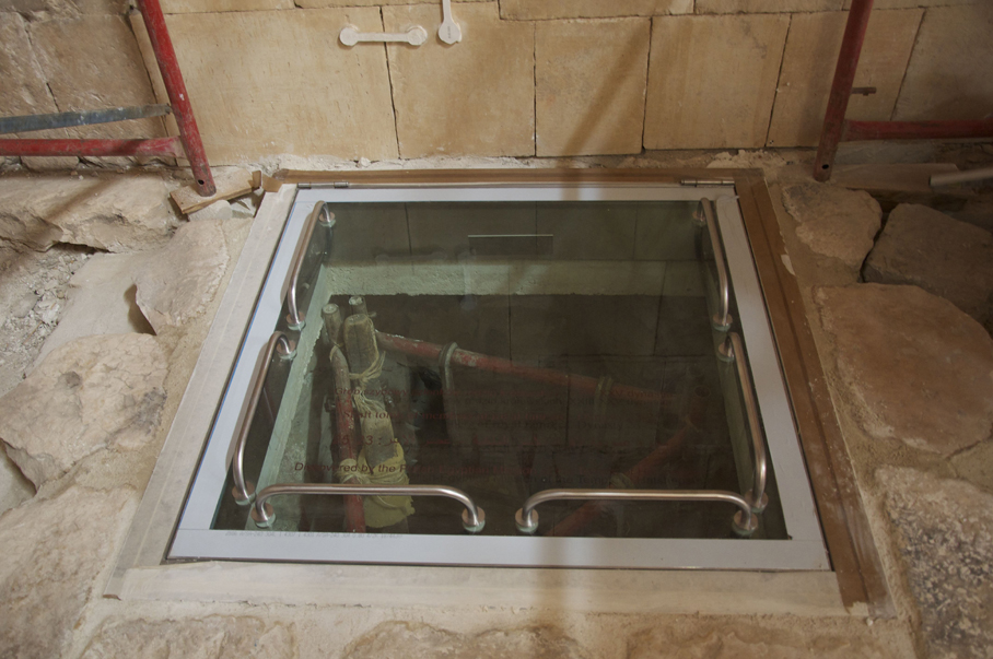 Mounted glass hatch to the tomb shaft, photo by M. Jawornicki