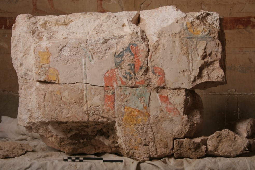Block with part of the procession of the gods with post-Amarna restoration (photo by M. Jawornicki)